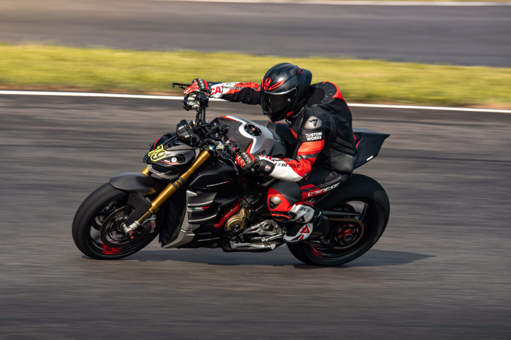 Moto Ducati streetfighter course sur circuit Bresse