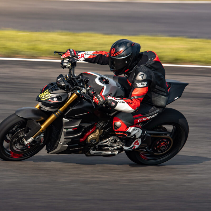 Moto Ducati streetfighter course sur circuit Bresse
