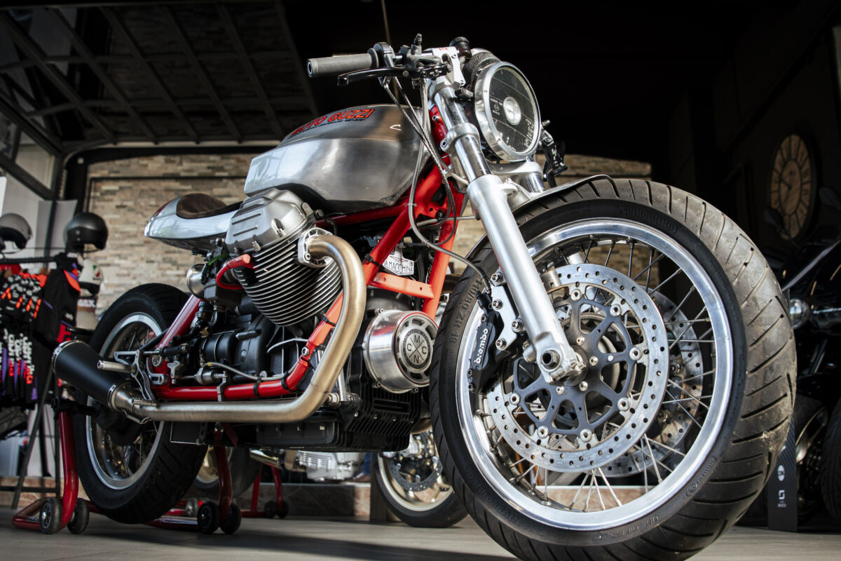 Moto Guzzi v7 Sport La Macchina Shooting intérieur studio