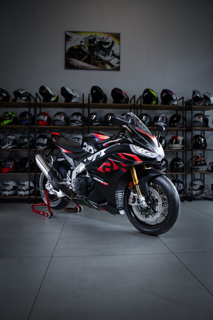Moto Aprilia rs660 avec lumières studio, chez Motofuria Lausanne