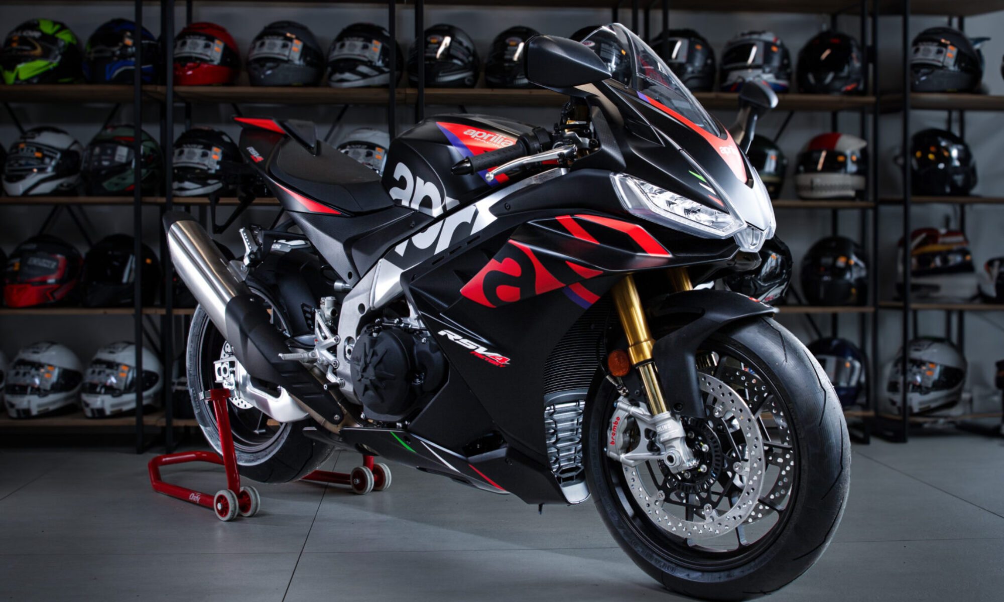 Moto Aprilia rs660 avec lumières studio, chez Motofuria Lausanne