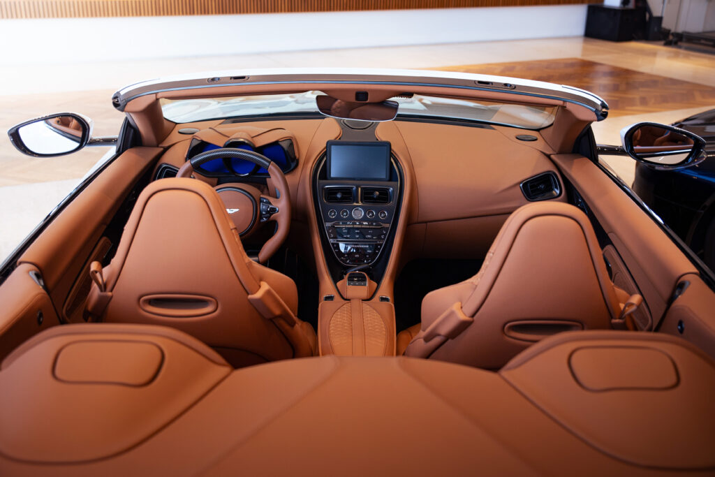 Shooting photo photographe pro suisse Nyon, Aston Martin DB11 Superleggera intérieur cuir beige