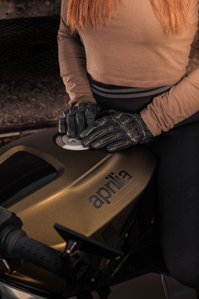 Shooting photo photographe pro suisse Nyon Shooting photo Aprilia Tuono v4 x @sgy.kwz