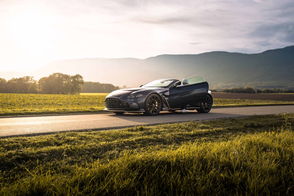 Photo dans les champs Suisse et une Aston Martin Vantage roaster v12