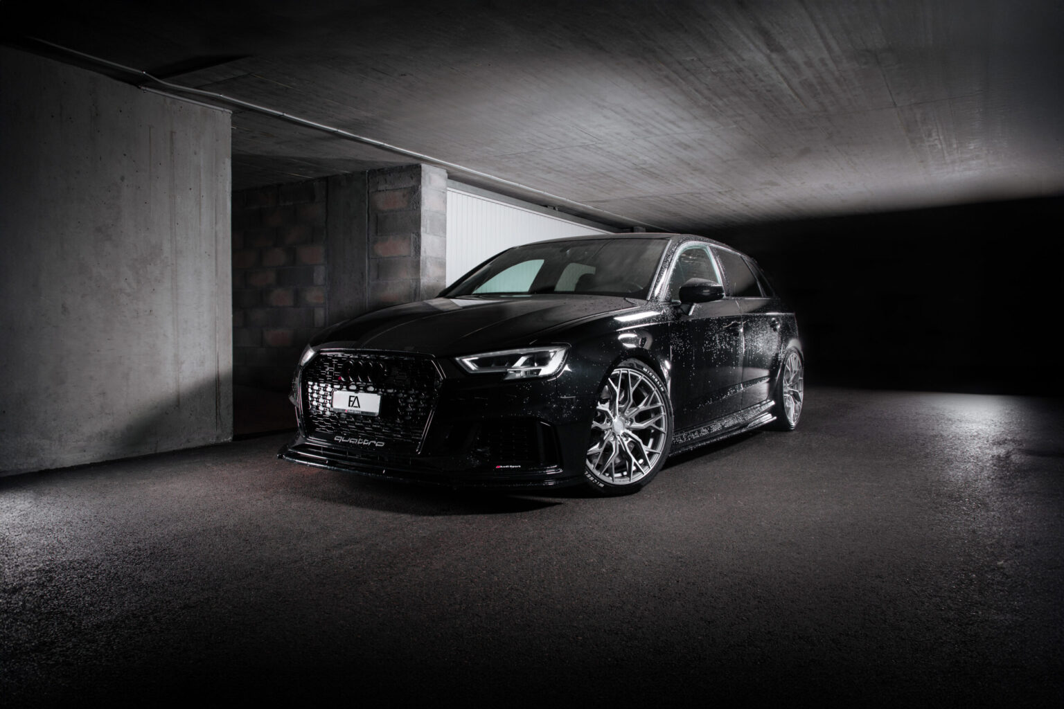Audi RS3 noire photographiée en studio mobile