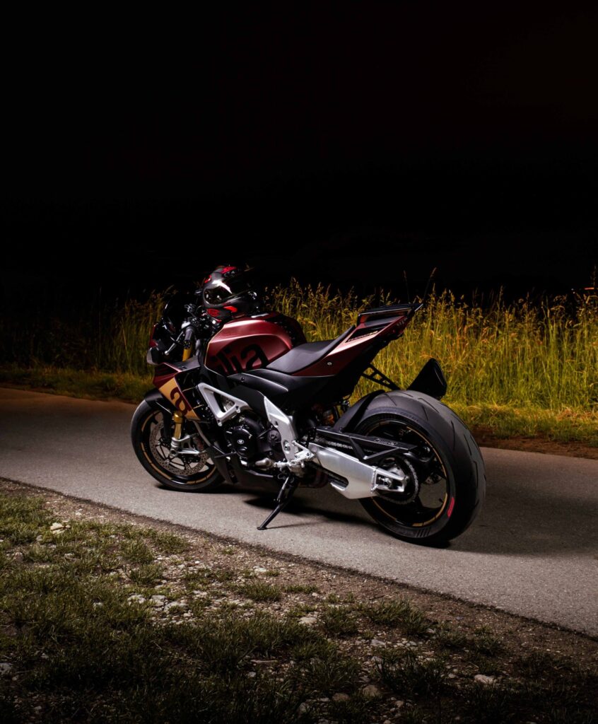 Shooting photo photographe pro suisse Nyon Aprilia Tuono v4 "studio"