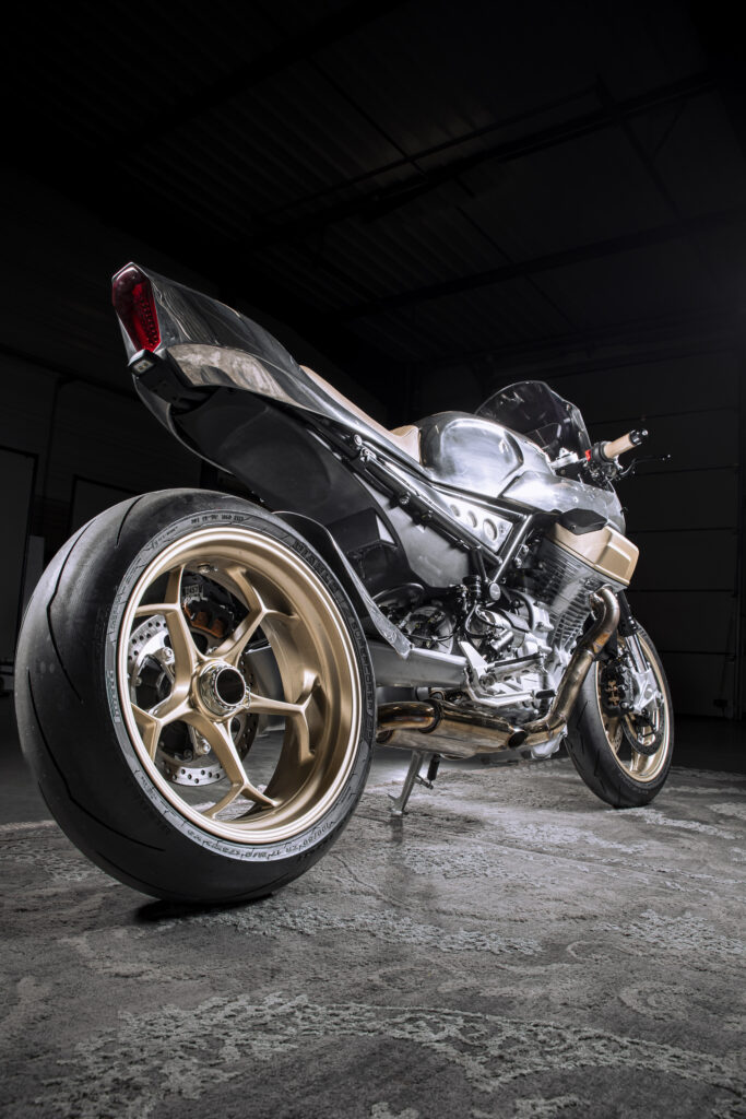 shooting lancement Motoguzzi V100 LeMans 2020-Motorcycle x Motofuria fond noir