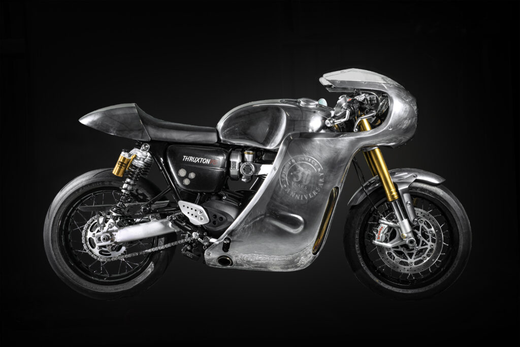 Shooting photo professionel photographe suisse Nyon shooting lancement 2020-Motorcycles ThrustonRS fond noir