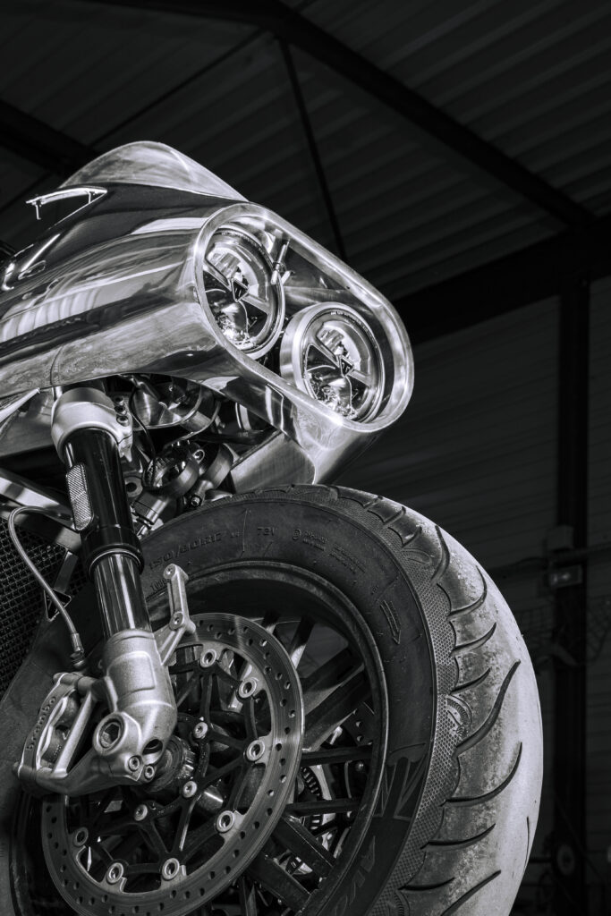 Shooting photo professionel noir et blancphotographe suisse Nyon Annecy 2020 Motorcycles