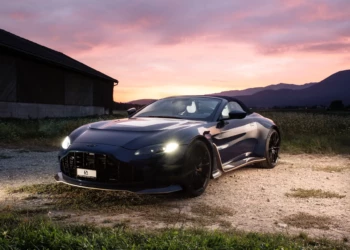 Aston Martin Vantage roaster v12 studio