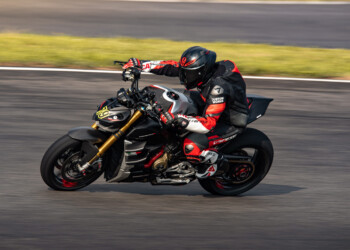 Moto Ducati streetfighter course sur circuit Bresse
