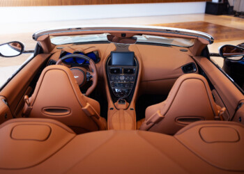 Shooting photo photographe pro suisse Nyon, Aston Martin DB11 Superleggera intérieur cuir beige