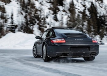 Shooting photo photographe pro suisse Nyon Porsche carrera dans la neige