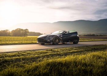 Photo dans les champs Suisse et une Aston Martin Vantage roaster v12
