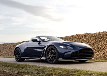 Shooting photo photographe pro suisse Nyon Aston Martin Vantage roaster v12 shooting