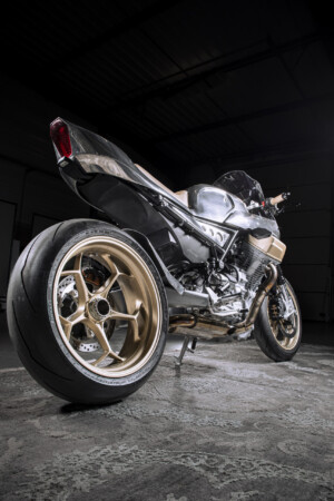 shooting lancement Motoguzzi V100 LeMans 2020-Motorcycle x Motofuria fond noir