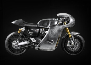 Shooting photo professionel photographe suisse Nyon shooting lancement 2020-Motorcycles ThrustonRS fond noir